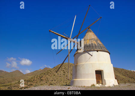 Moulin près de los Genoveses, Espagne, Andalousie, parc national de Cabo de Gata Banque D'Images