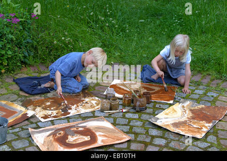 Deux enfants peindre avec la couleur de la terre, de l'Allemagne Banque D'Images