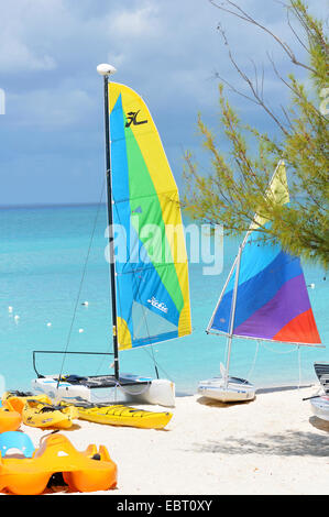 Voilier voiles colorés sur la plage, au large de Half Moon Cay Bahamas Banque D'Images