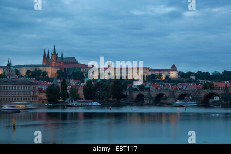 Vue de nuit sur la Vltava, Prague - Gradchany, la cathédrale Saint Guy Banque D'Images