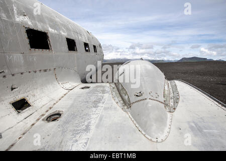 Épave d'un avion de la Marine américaine sur les plages de sable noir près de Vik dans le sud de l'Islande.Il s'est écrasé en 1973. Banque D'Images