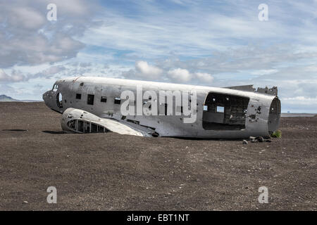 Épave d'un avion de la Marine américaine sur les plages de sable noir près de Vik dans le sud de l'Islande.Il s'est écrasé en 1973. Banque D'Images