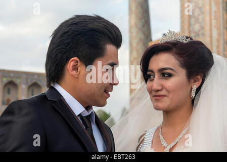 Couples nuptiales à la place du Registan, Samarkand, Ouzbékistan, l'Asie Banque D'Images
