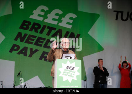 Leslie Harry Smith parle à un rassemblement de protestation contre la diminution des salaires réels à Londres le 18 octobre 2014. Banque D'Images
