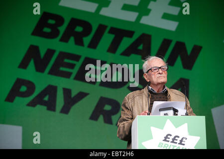 Leslie Harry Smith parle à un rassemblement de protestation contre la diminution des salaires réels à Londres le 18 octobre 2014. Banque D'Images
