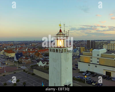 Vue aérienne de la partie supérieure de la plage de Noordwijk en lumière du soir, Pays-Bas, Hollande-du-Sud, Noordwijk Banque D'Images