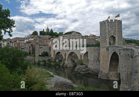 Les murs fortifiés et la porte d'entrée en tissu éponge de la ville de Besalu Catalogne en Espagne Banque D'Images