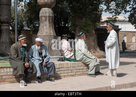 Les hommes réunis à la mosquée du vendredi, Shar e OCS, l'Ouzbékistan, en Asie Banque D'Images