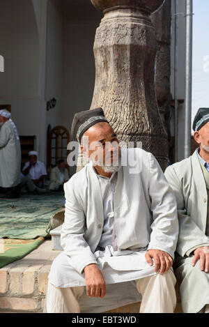 Les hommes réunis à la mosquée du vendredi, Shar e OCS, l'Ouzbékistan, en Asie Banque D'Images