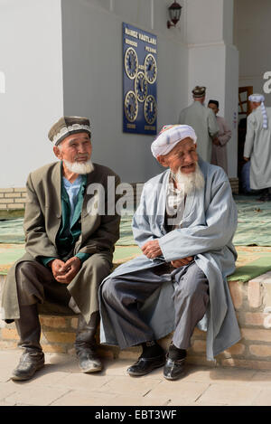 Les hommes réunis à la mosquée du vendredi, Shar e OCS, l'Ouzbékistan, en Asie Banque D'Images