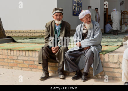 Les hommes réunis à la mosquée du vendredi, Shar e OCS, l'Ouzbékistan, en Asie Banque D'Images