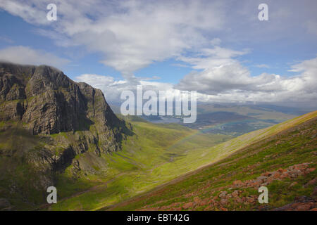 Vue de la face nord du Ben Nevis, Fort William et le Loch Linnhe, Royaume-Uni, Ecosse, Highlands Banque D'Images