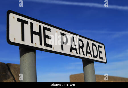 La côte est du Kent Minnis Bay, Angleterre - Le défilé - nom de rue panneau avec ciel bleu Banque D'Images