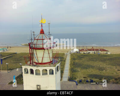 Vue aérienne pour le haut du phare de Nordwijk, côte de la mer du Nord et pavillon de plage en arrière-plan , Noordwijk aan Zee, Pays-Bas Banque D'Images