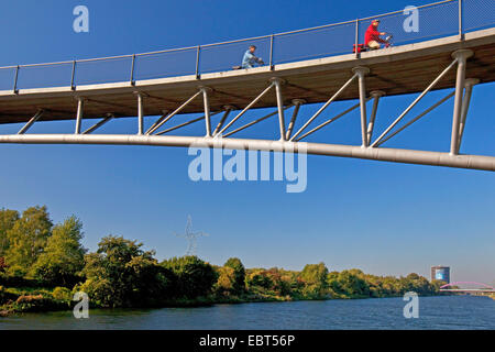 Deux cyclistes sur pont sur Canal Rhine-Herne Gehoelzgarten attree et jardin d'arbustes Ripshorst, Allemagne, Rhénanie du Nord-Westphalie, Ruhr, Oberhausen Banque D'Images