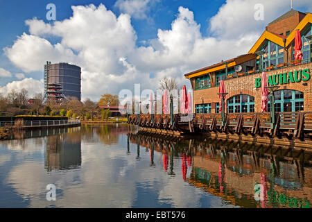 Étang et restaurant nostalgique en face de gazomètre Oberhausen, Allemagne, Rhénanie du Nord-Westphalie, Ruhr, Oberhausen Banque D'Images