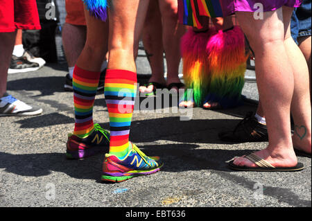 Un homme porte des chaussettes arc-en-ciel à la World Pride 2014 à Toronto. Banque D'Images