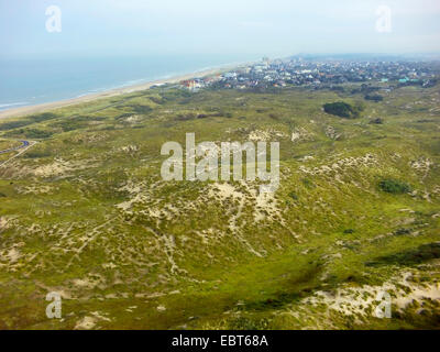 Vue aérienne d'un paysage de dunes d'herbe sur la côte de la mer du Nord, Nordwijk aan Zee en arrière-plan, Pays-Bas, Coepelduynen, Noordwijk aan Zee Banque D'Images