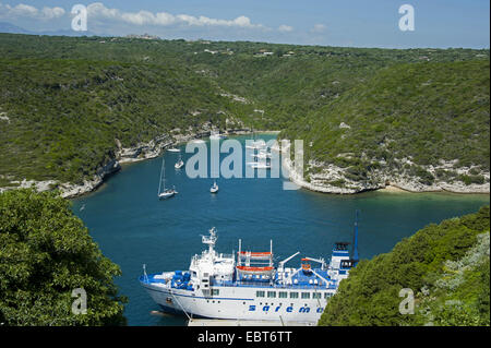 Navires dans un fjord, Goulet de Bonifacio, France, Corse, Bonifacio Banque D'Images