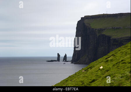 La côte escarpée de Kollur et Risin et Kellingin, Danemark, îles Féroé, Esturoy Banque D'Images