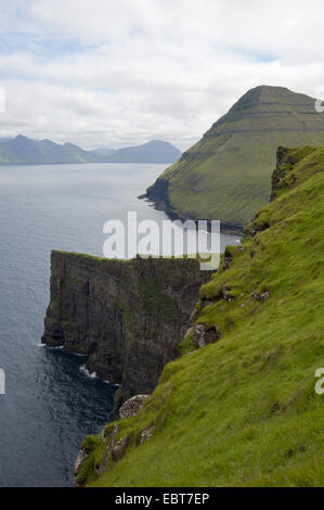 Paysages de la côte d'Esturoy Island, Danemark, îles Féroé, Daladalur, mais confortables et disposent Banque D'Images