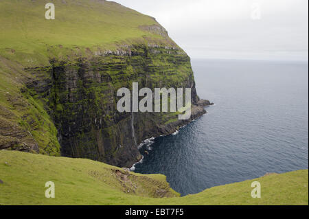 Paysages de la côte d'Esturoy Island, Danemark, îles Féroé, Daladalur, mais confortables et disposent Banque D'Images