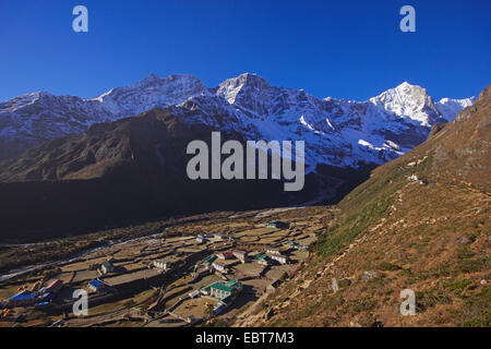 Thame avec Damaraland Ri et Tengkangboche dans la lumière du matin, Népal, Khumbu Himal Banque D'Images