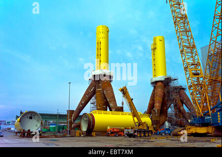 Les trépieds pour éoliennes offshore dans le port, l'Allemagne, l'Labradorhafen, Bremerhaven Banque D'Images