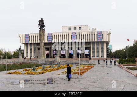 Manas monument situé en face de la philharmonie, Bichkek, Kirghizistan, l'Asie Banque D'Images