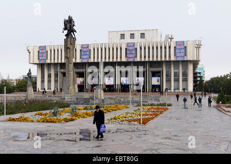 Manas monument situé en face de la philharmonie, Bichkek, Kirghizistan, l'Asie Banque D'Images