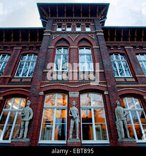 Façade du musée local Wanne-Eickel avec des statues de train, miner et batelier, l'Allemagne, en Rhénanie du Nord-Westphalie, Ruhr, Herne Banque D'Images