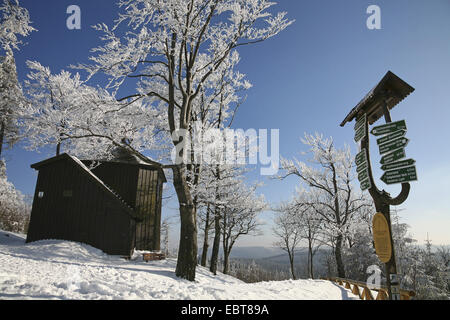 Guide et Goethe's cabin sur Kickelhahn montagne en hiver, l'Allemagne, l'Thueringer Wald, Ilmenau Banque D'Images