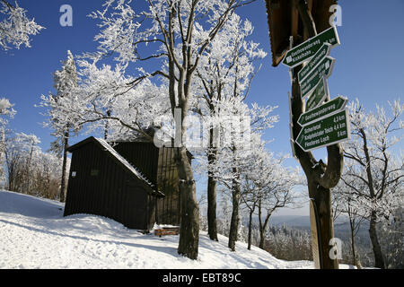 Guide et Goethe's cabin sur Kickelhahn montagne en hiver, l'Allemagne, l'Thueringer Wald, Ilmenau Banque D'Images