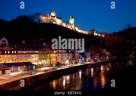 Vue de 1443 Rivière et Château Altena lumineux dans la lumière du soir, l'Allemagne, en Rhénanie du Nord-Westphalie, Rhénanie-Palatinat, Altena Banque D'Images