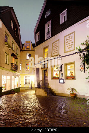 Lane dans la vieille ville de Luedenscheid à heure bleue, l'Allemagne, en Rhénanie du Nord-Westphalie, Rhénanie-Palatinat, Luedenscheid Banque D'Images