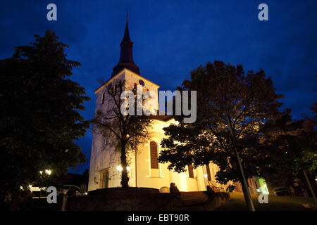 Église illuminée Erloeserkirche, Allemagne, Rhénanie du Nord-Westphalie, Rhénanie-Palatinat, Luedenscheid Banque D'Images
