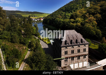 Vue sur station d'énergie hydroélectrique à partir de mur de soutènement Helminghausen lac Diemelsee, stockage de l'Allemagne, en Rhénanie du Nord-Westphalie, Rhénanie-Palatinat, Marsberg Banque D'Images