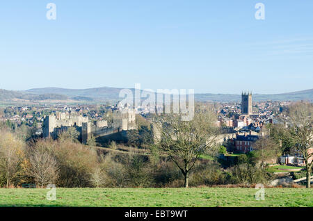 Vue panoramique sur la ville de marché de Shropshire Ludlow y compris le château Banque D'Images
