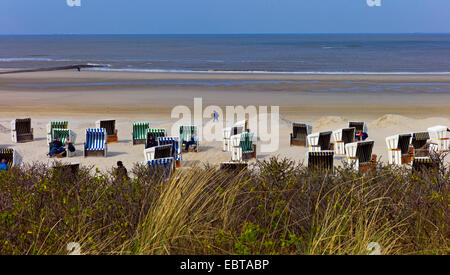 Chaises de plage en osier couvert sur une plage de sable fin, l'ALLEMAGNE, Basse-Saxe, Wangerooge Banque D'Images