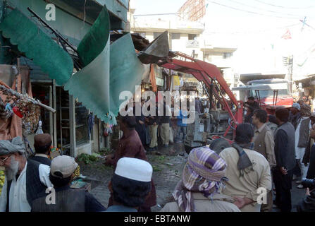 L'opération en cours contre la démolition de l'invasion illégale au cours de l'entraînement à l'empiétement anti Mezan Chowk à Quetta le Jeudi, Décembre 04, 2014. Banque D'Images