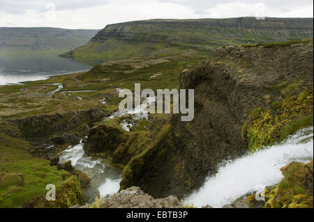 Paysages côtiers et cascade Dynjandi, Islande, Westfjorden Dynjandisheidi Dynjandifoss,,, Banque D'Images