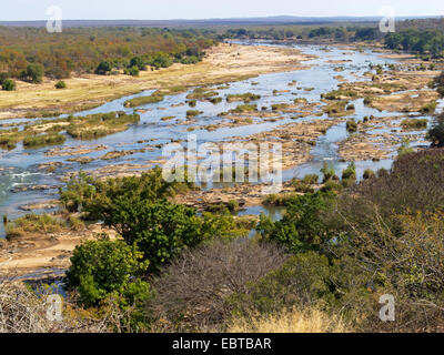 Rivière dans la savane, Afrique du Sud, le Parc national Krueger, Camp de Satara Banque D'Images