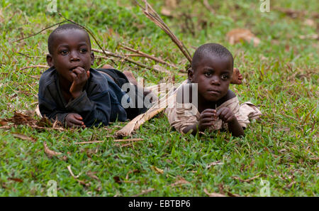 Deux garçons couchés dans la prairie, l'Ouganda, Bwindi Banque D'Images