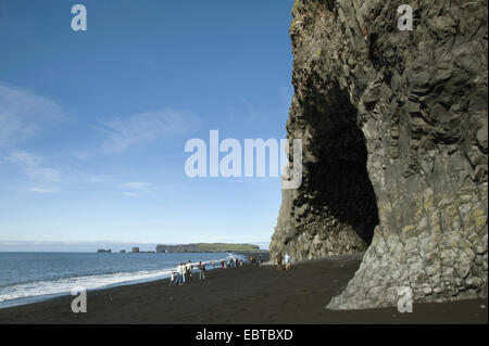 Vue d'une grotte dans les colonnes de basalte à Cap Dyrholaey et l'océan Atlantique Nord, l'Islande, Reynisfjall Banque D'Images