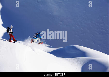 L'homme et la femme en raquettes sur une pente couverte de neige, France Banque D'Images