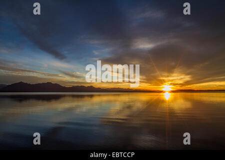 Eevening glow sur le lac Chiemsee avec Alpes, Allemagne, Bavière, le lac de Chiemsee, Grabenstätt Banque D'Images