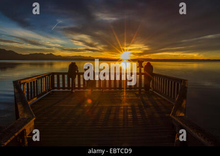 Eevening glow sur le lac Chiemsee avec Alpes, personnes d'une des plateformes d'observation, de l'Allemagne, de Bavière, le lac de Chiemsee, Grabenstätt Banque D'Images