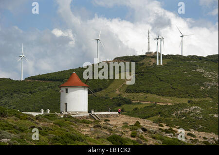 Moulin Mattei et éoliennes, la France, la Corse, Le Cap Corse Banque D'Images