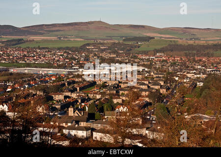 Avis de Tesco Extra chez Dundee Kingsway West Parc de vente au détail au début de l'hiver du soleil depuis la loi Cénotaphe, UK Banque D'Images