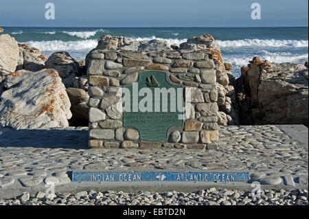 Pierre frontière marquant la frontière entre l'Atlantique et l'Océan Indien au Cap des aiguilles, l'endroit le plus au sud en Afrique, Afrique du Sud, Western Cape, Cape Agulhas National Park Banque D'Images